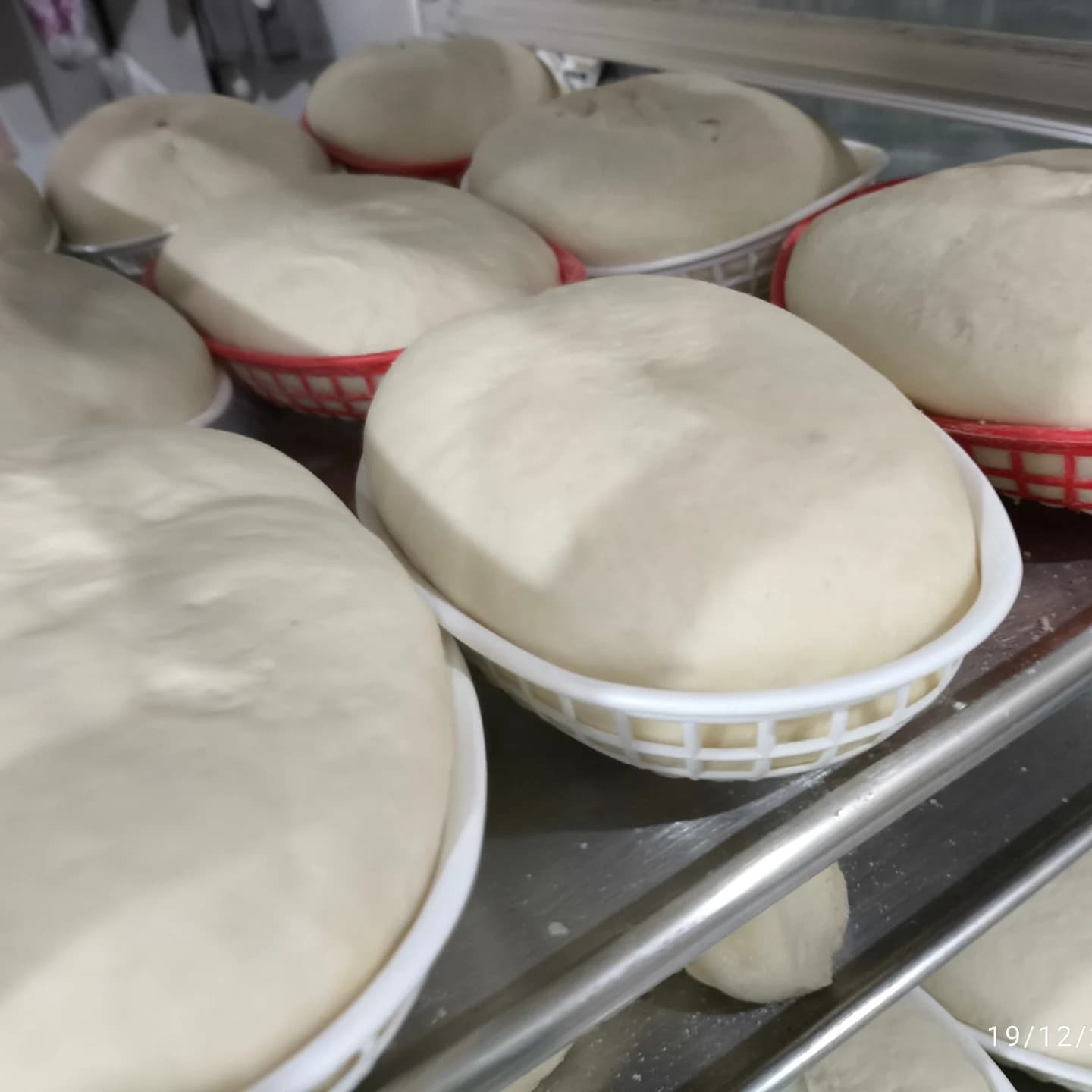 Manos amasando pan artesanal