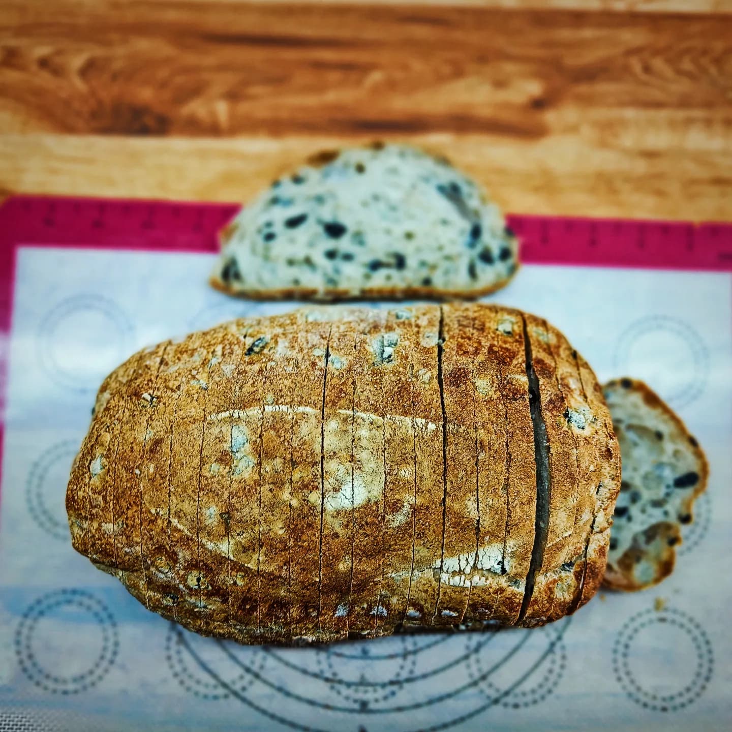 Pan de aceitunas: miga abierta y sabor intenso.